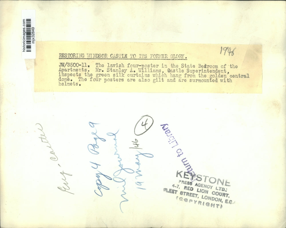 1946 Press Photo Mr. Stanley A. Williams, Castle Superintendent inspects bed