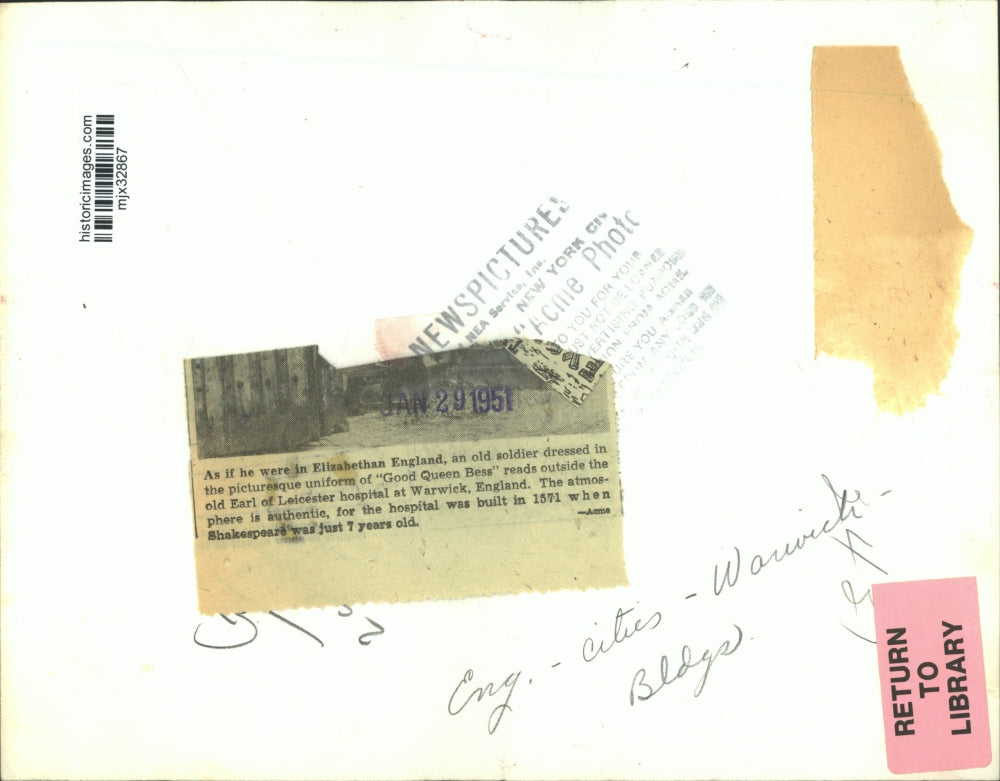 1951 Press Photo Old Soldier reads outside the old Earl of Leicester Hospital