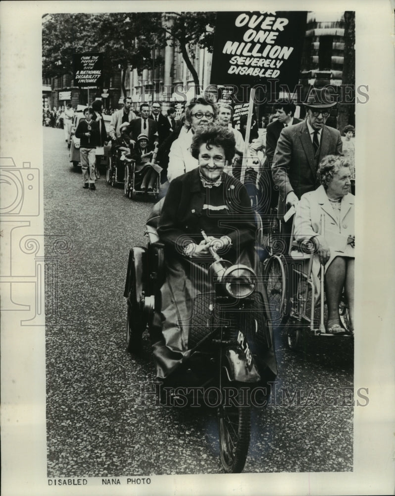 1967 Press Photo Disabled British citizens protesting in London, England- Historic Images