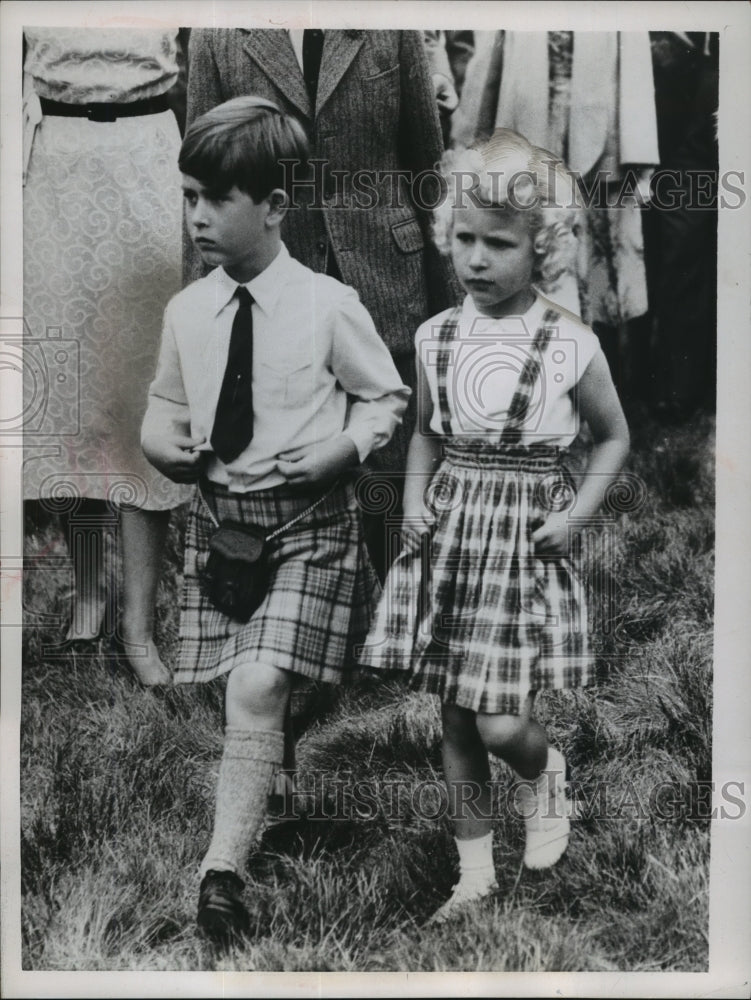 1955 Press Photo Princess Anne & Prince Charles at Albergeldie Castle, Scotland