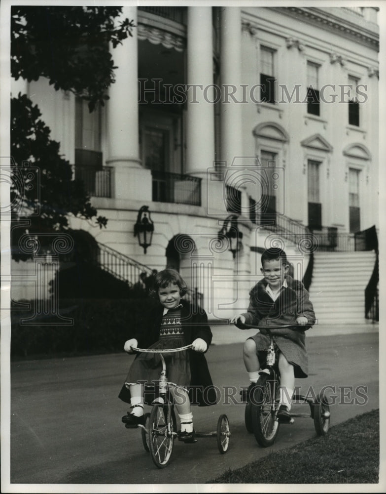 Load image into Gallery viewer, 1953 Press Photo David &amp; Barbara Anne Eisenhower on tricycles at the White House
