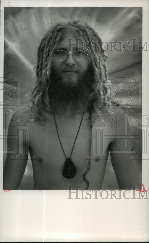 1989 Press Photo Dead Head at a concert in Alpine Valley - mjx33047