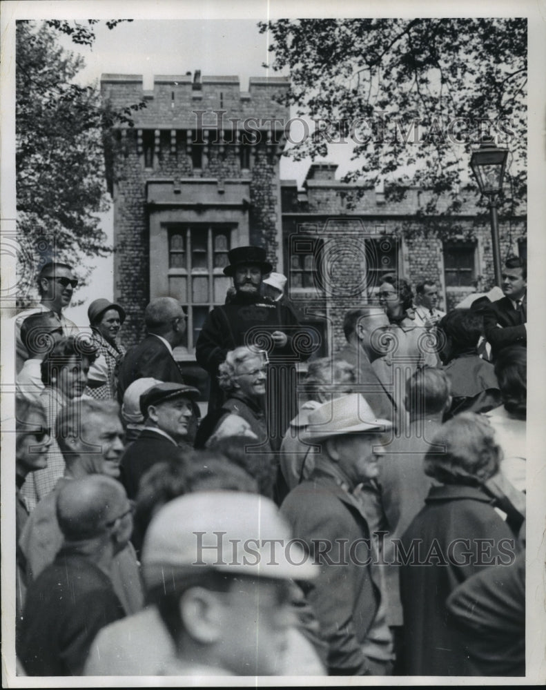 1985 Press Photo Yeoman warder speaking to tourists at Tower of London, England- Historic Images