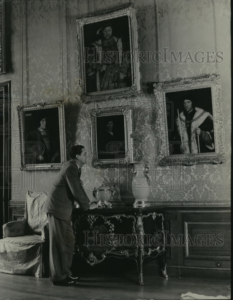 Load image into Gallery viewer, 1946 Press Photo Stanley Williams, Superintendent of Windsor Castle - mjx33098
