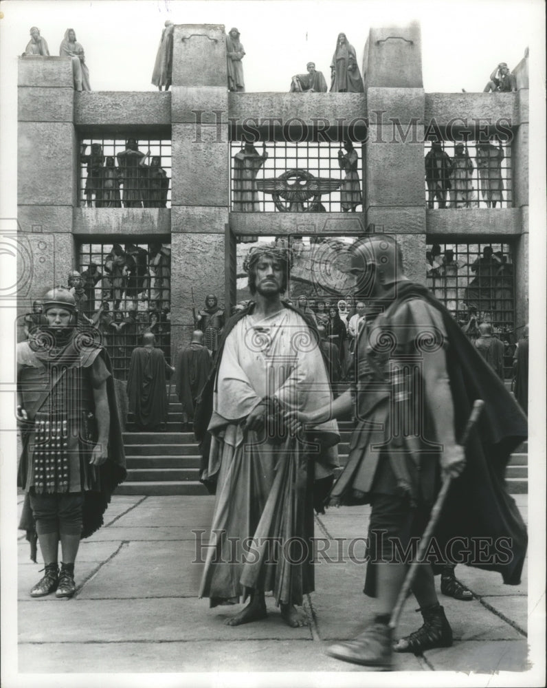 1985 Press Photo Jesus on Trial Before Pontius Pilate Enacted for Film