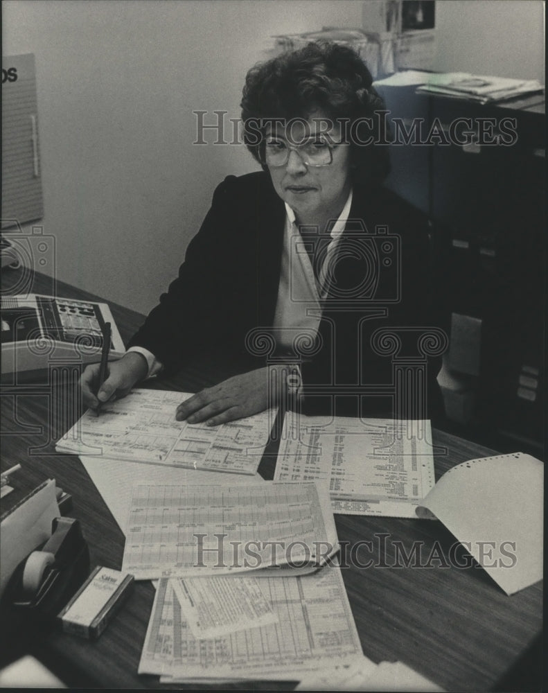 1983 Press Photo Judi Fields, Milwaukee accountant, Wisconsin - mjx33239