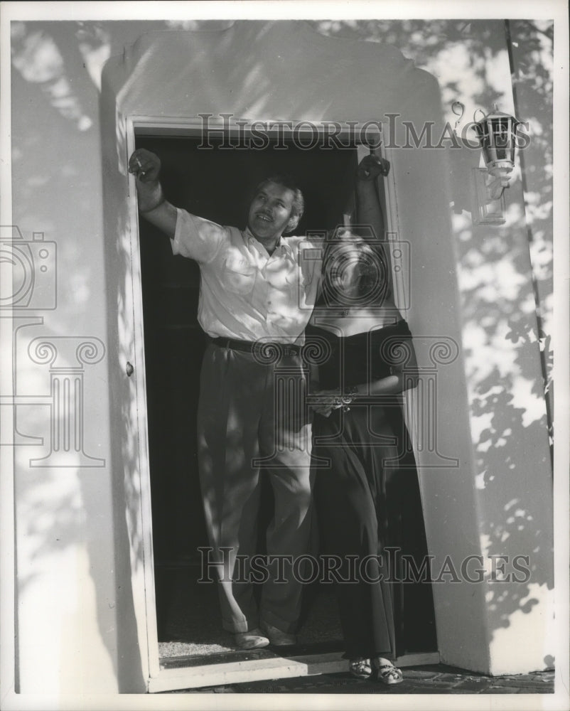 1951 Press Photo Mr. and Mrs. Buddy Baer at their home in Hollywood, California- Historic Images