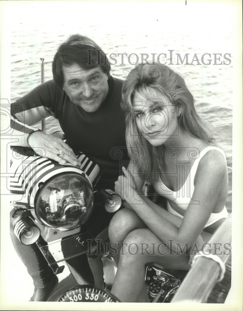 1985 Press Photo Director Al Giddings with Shawn Weatherly, filming "oceanQuest"- Historic Images