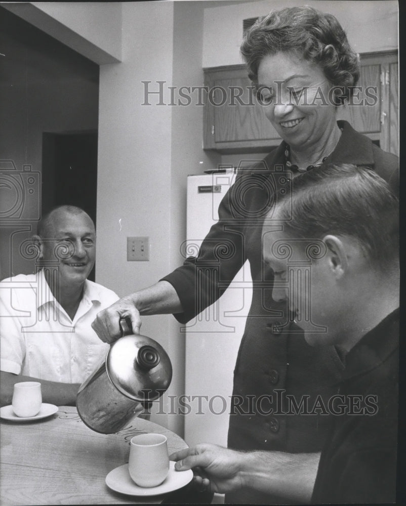 1964 Press Photo Jo Jo White, Braves Coach, with wife and son, Mike - mjx33314- Historic Images