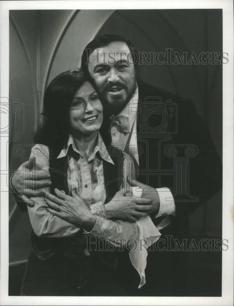 1980 Press Photo Luciano Pavarotti and Loretta Lynn Star in ABC&#39;s &quot;Omnibus&quot;- Historic Images