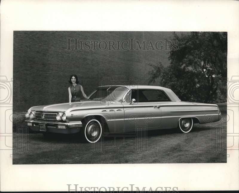 Load image into Gallery viewer, 1961 Press Photo Buick LeSabre Convertible - mjx33472
