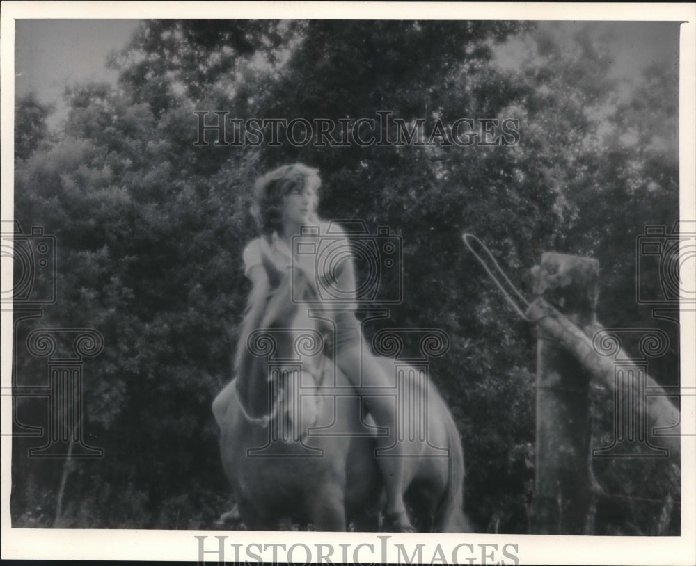 1983 Press Photo A horseback rider photographed through a soft-focus filter- Historic Images