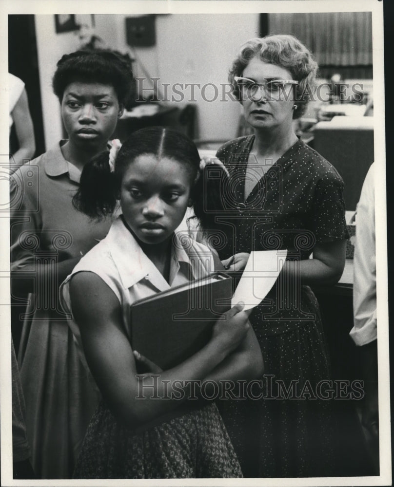 1991 Press Photo Joanne Woodward, Group, Star in CBS&#39;s &quot;Crisis at Central High&quot;- Historic Images