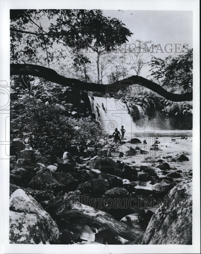 1982 Press Photo Tourists at waterfall near Panama City in South America- Historic Images