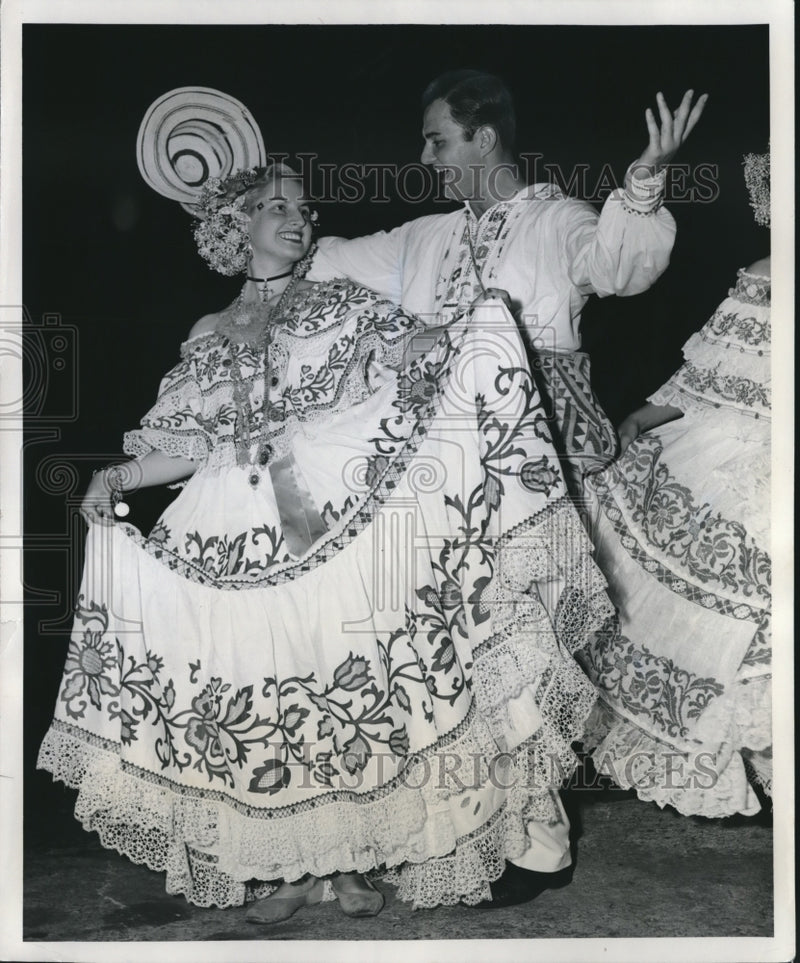Load image into Gallery viewer, 1961 Press Photo Panamanian dancers in costume in Panama City - mjx33725
