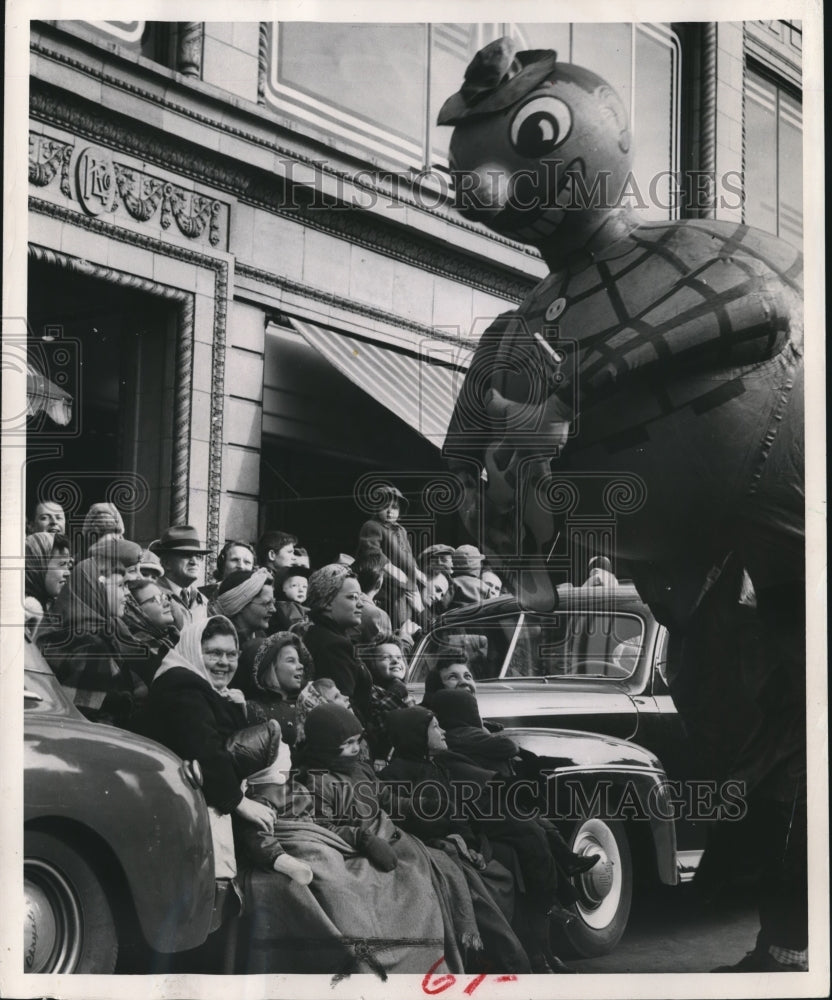 1949 Press Photo Parade goers and float at Milwaukee, Wisconsin parade