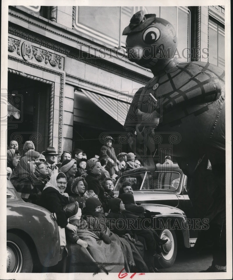 Load image into Gallery viewer, 1949 Press Photo Parade goers and float at Milwaukee, Wisconsin parade

