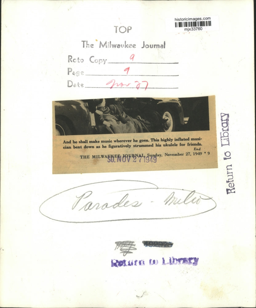 1949 Press Photo Parade goers and float at Milwaukee, Wisconsin parade