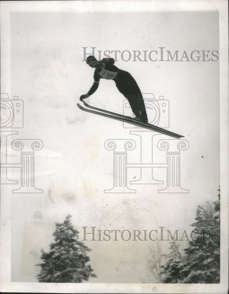 1952 Press Photo Willie Olsen at ski meet in Bjoerkedokk, Norway - mjx34007- Historic Images