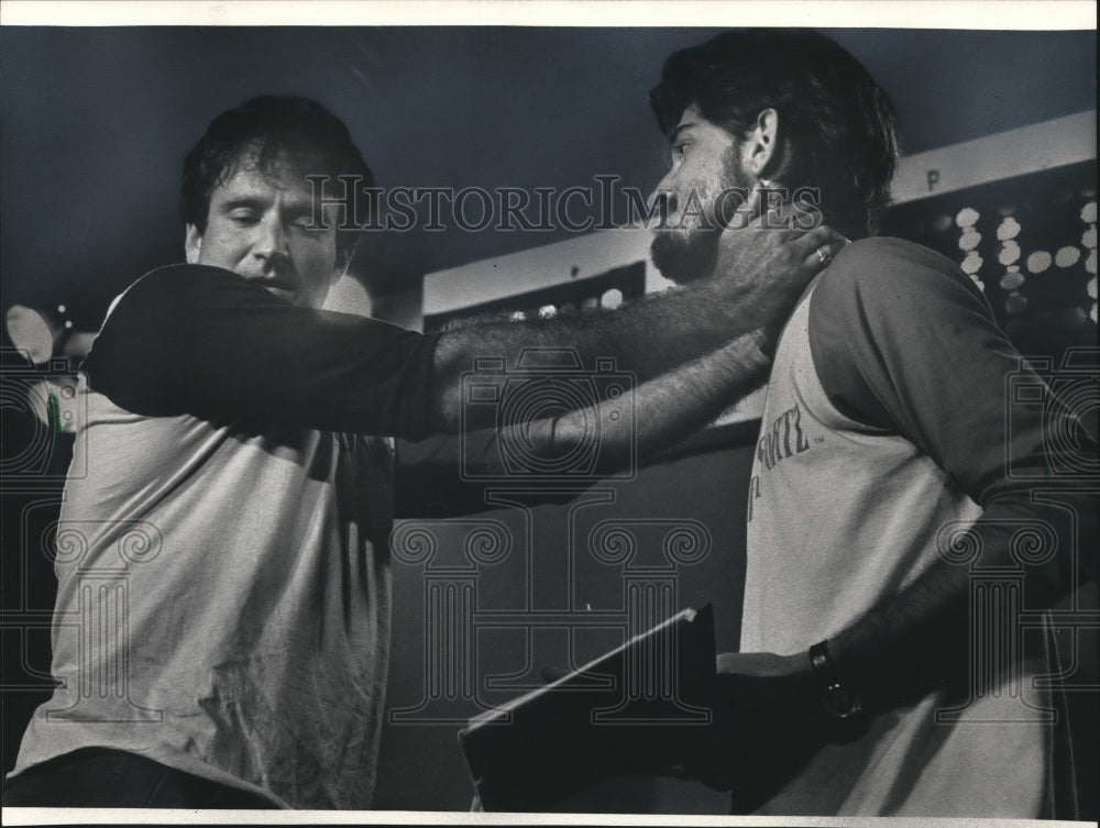 1987 Press Photo Robin Williams Clowned with Member of ComedySportz Troupe- Historic Images