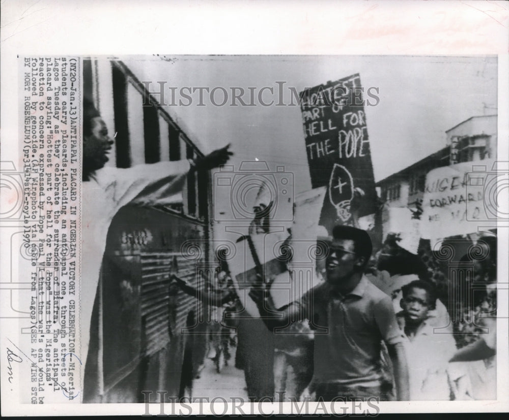 1970 Press Photo Nigerian students carrying placards in Lagos, Nigeria