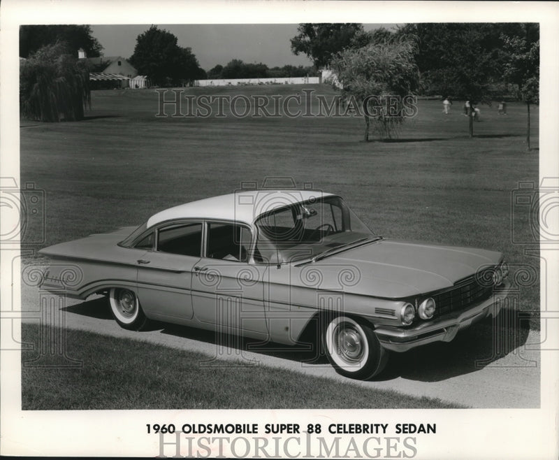 Load image into Gallery viewer, 1960 Press Photo 1960 Oldsmobile Super 88 Celebrity Sedan - mjx34275
