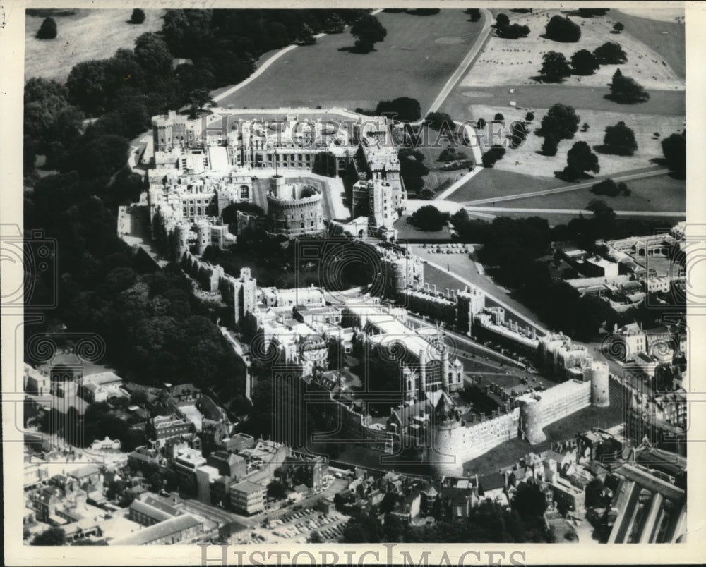 1965 Press Photo Aerial view of Windsor castle in London - mjx34388