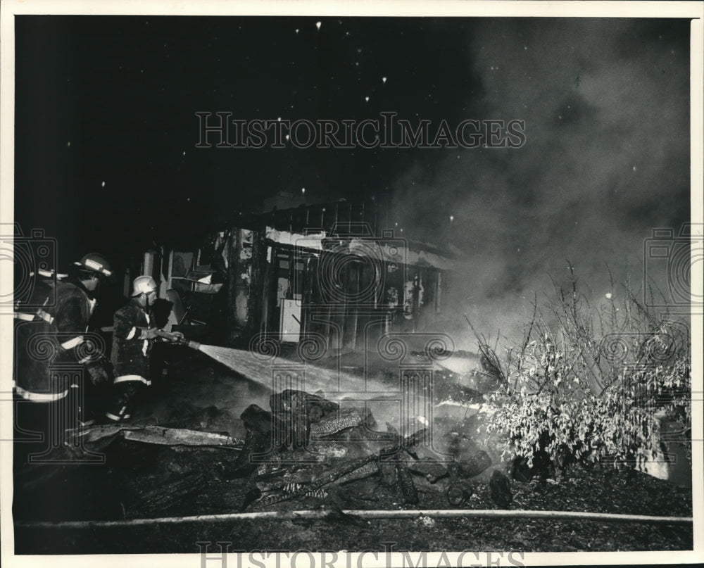 1986 Press Photo Firefighters at Lakeland Manor subdivision, Merton, Wisconsin- Historic Images
