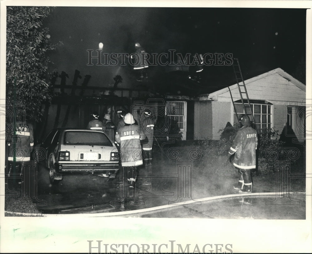 1986 Press Photo Firefighters at home in Lakeland manor subdivision in Merton
