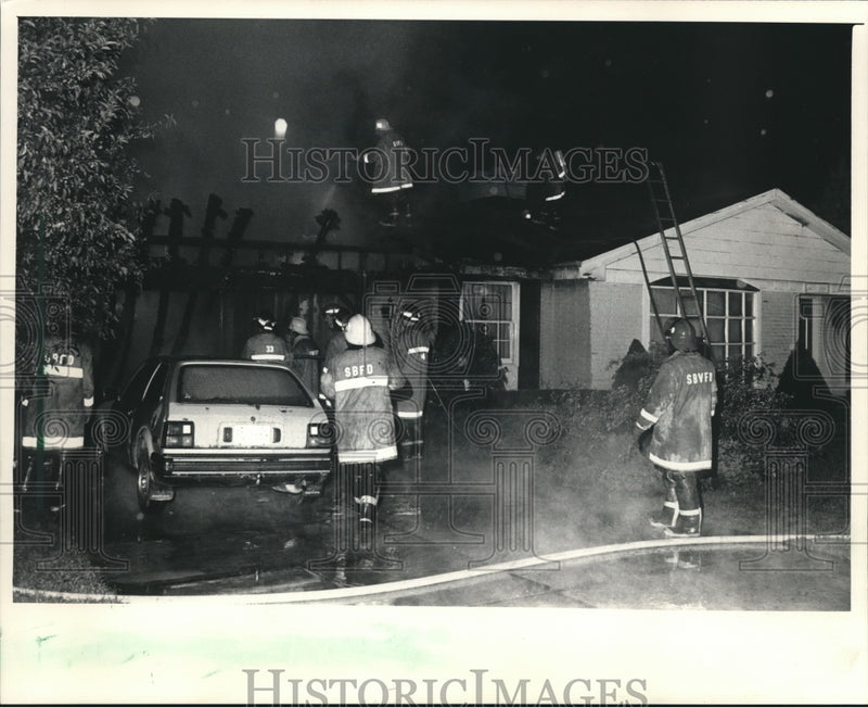 Load image into Gallery viewer, 1986 Press Photo Firefighters at home in Lakeland manor subdivision in Merton
