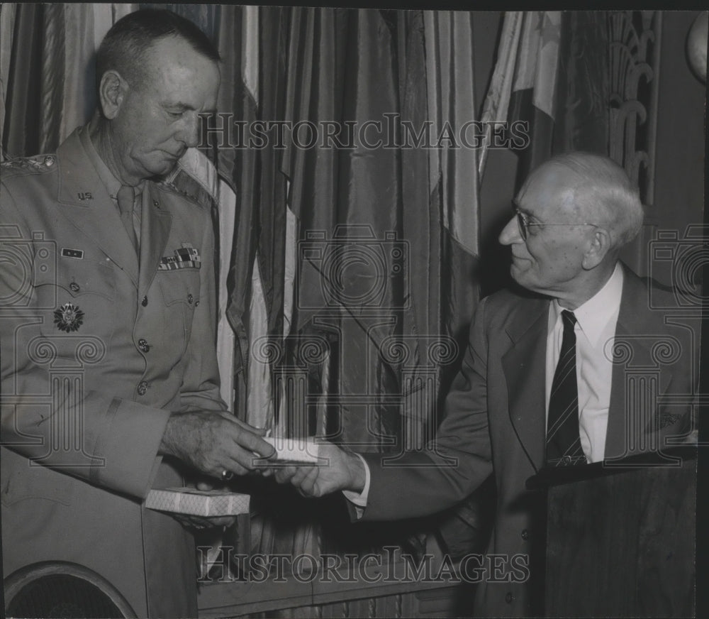 1946 Press Photo Milwaukee Mayor John L. Bohn and General Jonathan M. Wainwright