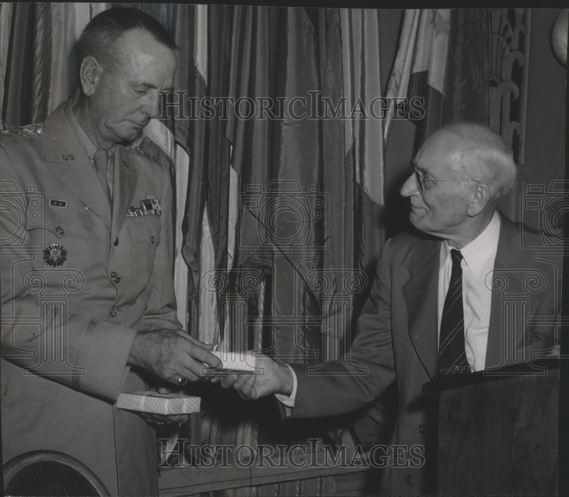 Load image into Gallery viewer, 1946 Press Photo Milwaukee Mayor John L. Bohn and General Jonathan M. Wainwright
