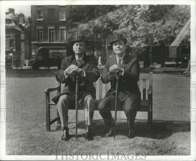 Load image into Gallery viewer, 1965 Press Photo Jack Paar and Jonathan Winters in London - mjx34458
