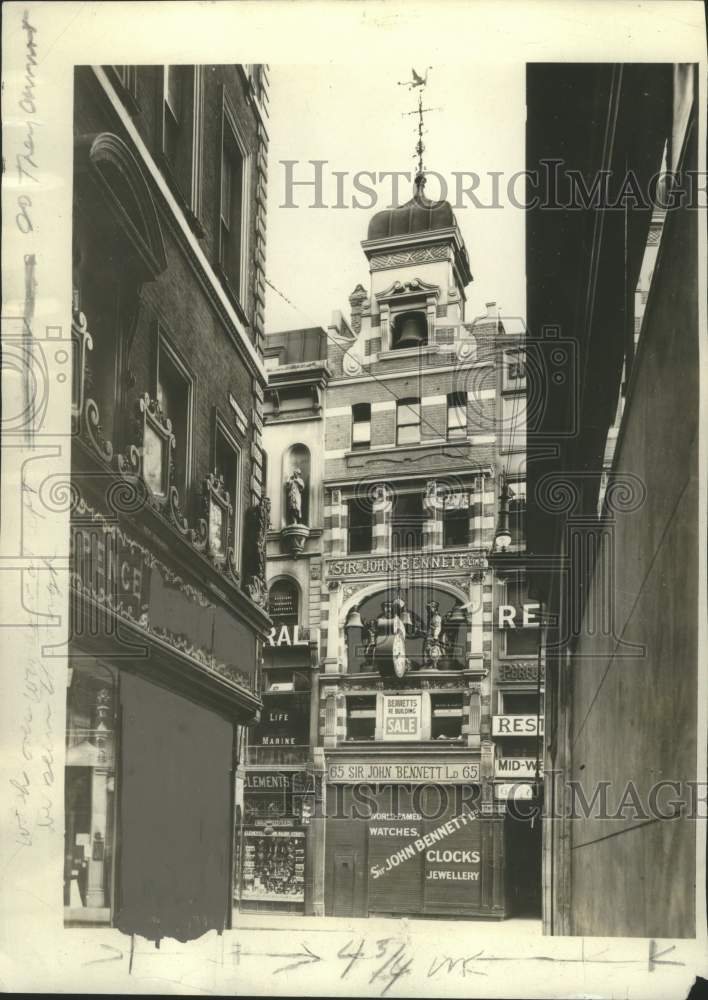 1930 Press Photo Gog and Magog clock over street in Cheapside, London England