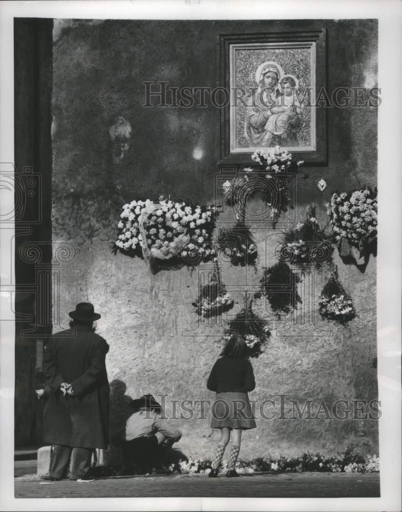 1953 Press Photo Picture of Madonna & Child in downtown Rome during Marian Year.