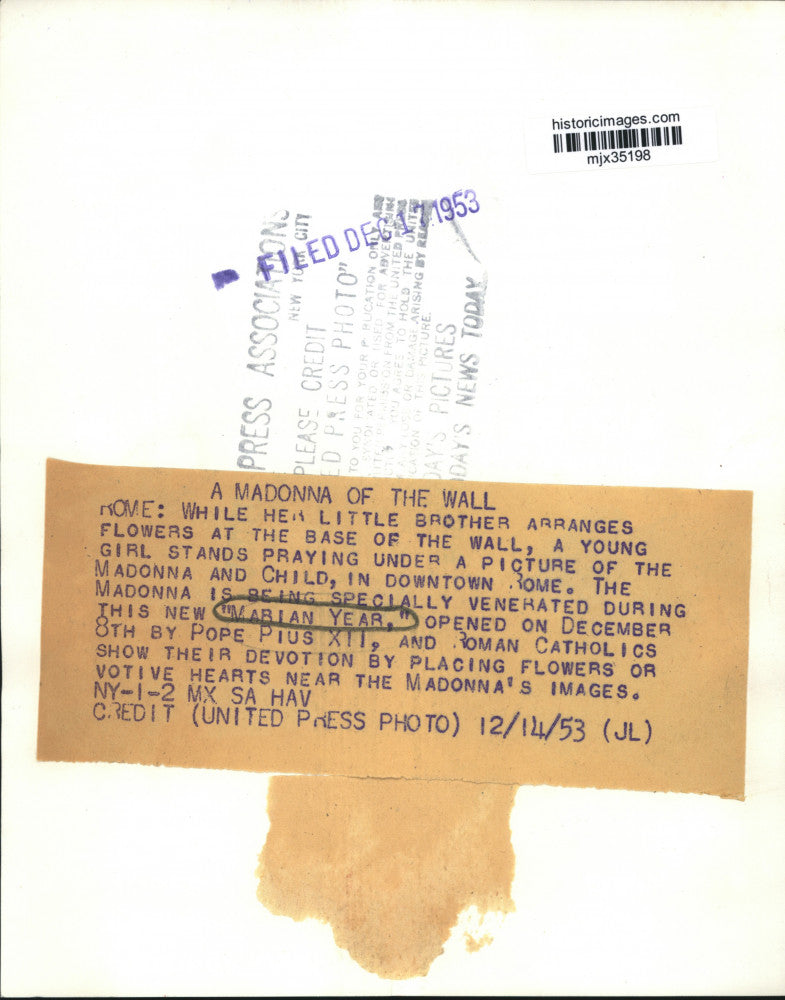 1953 Press Photo Picture of Madonna & Child in downtown Rome during Marian Year.