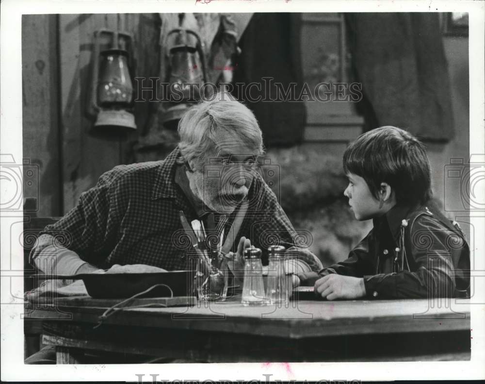 1971 Press Photo Arthur O&#39;Connell and Michael Wixted in &quot;The Smith Family&quot;- Historic Images