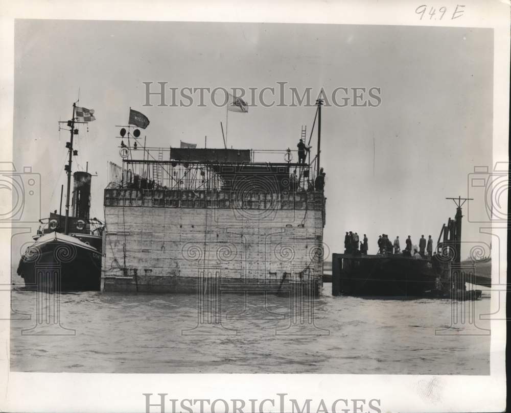 1952 Press Photo Oil refinery&#39;s water intake jetty at Caryton, England- Historic Images