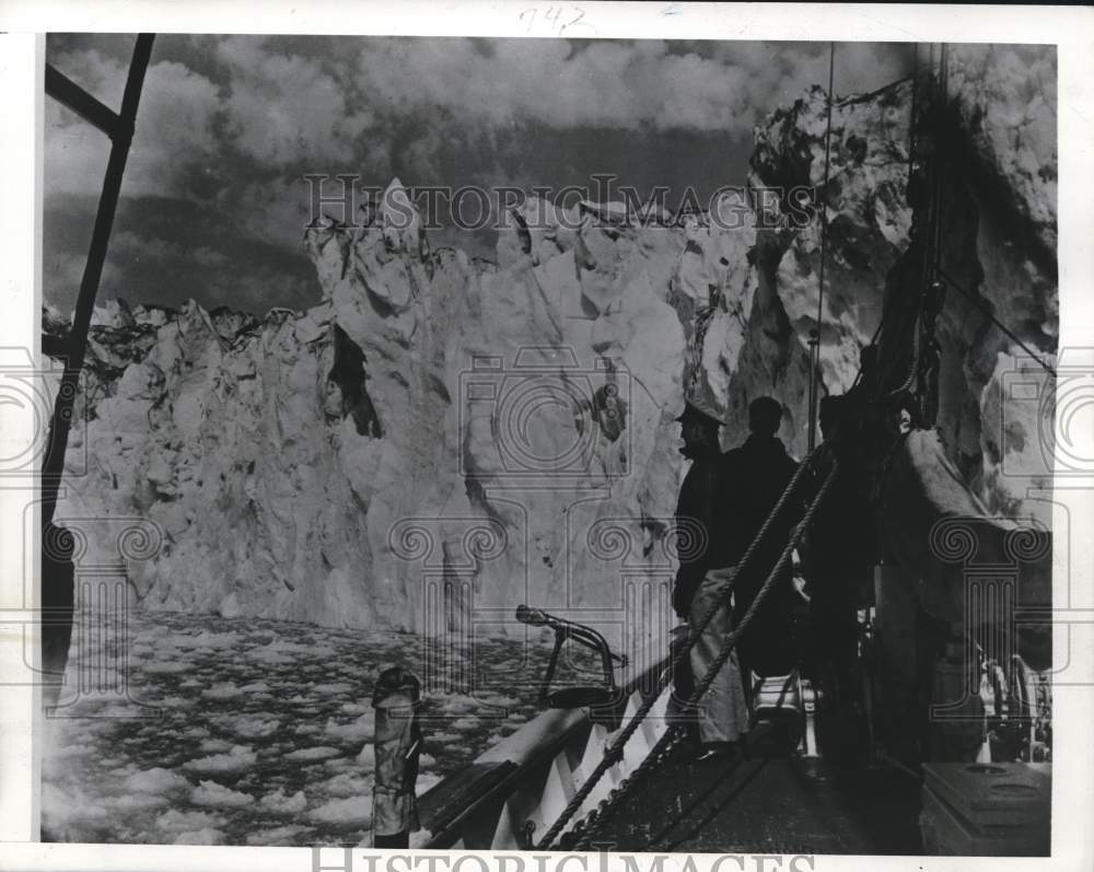 1941 Press Photo Icebergs loom over US naval patrol boat off of Greenland- Historic Images