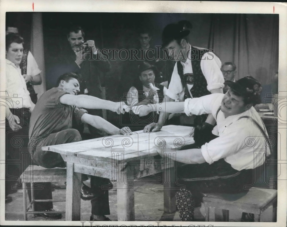 1962 Press Photo Bavarian Finger Wrestling Championships in Munich, Germany