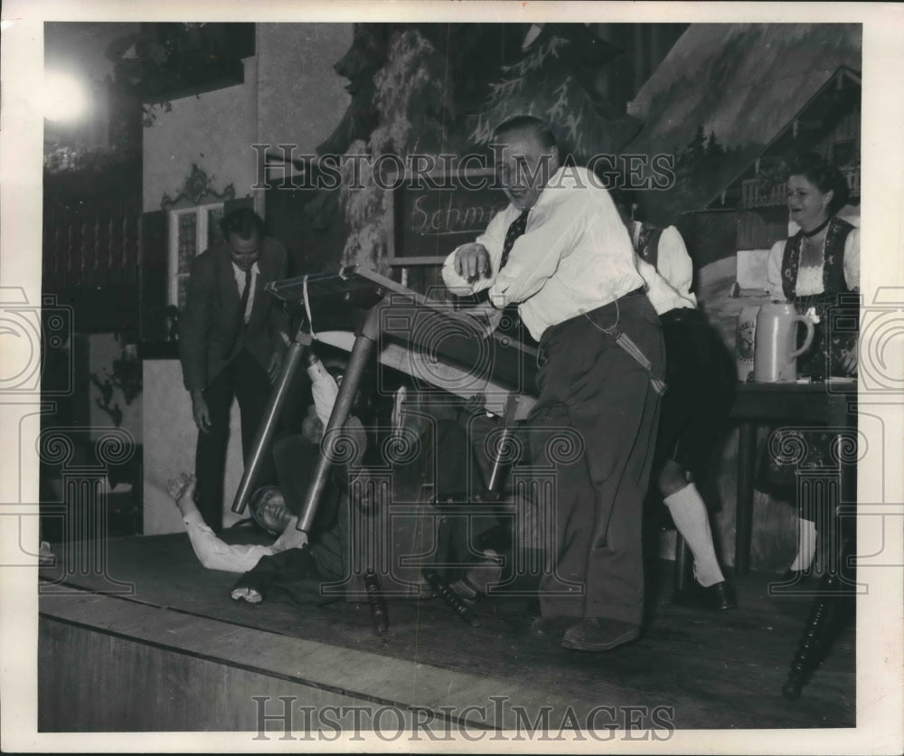 1954 Press Photo Finger tug of war, a favorite hearty game in Munich, Germany- Historic Images