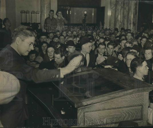 1937 Press Photo Governor La Follette with students at a press conference