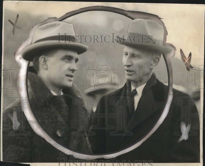Load image into Gallery viewer, 1925 Press Photo Glen Frank, Max Mason discuss Chicago-Wisconsin football game
