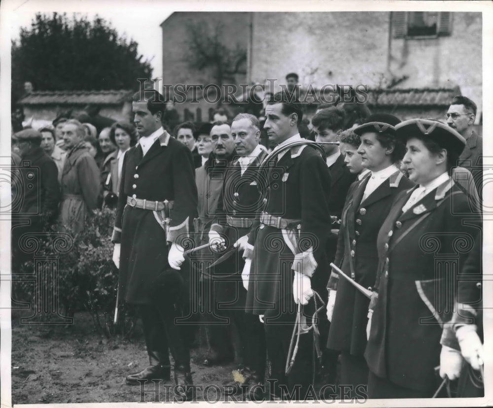 1950 Press Photo Costumed Hunters Gather for Blessing, St. Hubert&#39;s Day, France