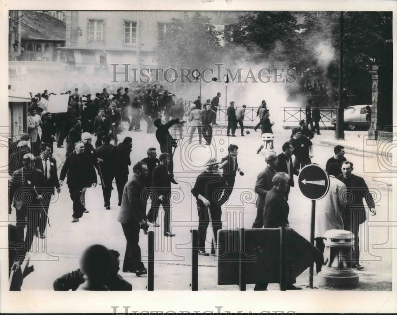 Load image into Gallery viewer, 1967 Press Photo Rioters Hurl Stones in Quimper, France - mjx36407

