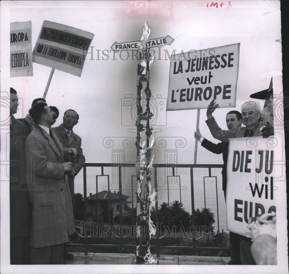 1953 Press Photo Protestors Burn Frontier Marker on French-Italian Border