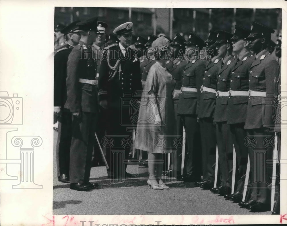 1963 Press Photo Queen Elizabeth Speaks to Cadet in Aldershot, England