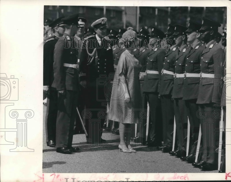 Load image into Gallery viewer, 1963 Press Photo Queen Elizabeth Speaks to Cadet in Aldershot, England

