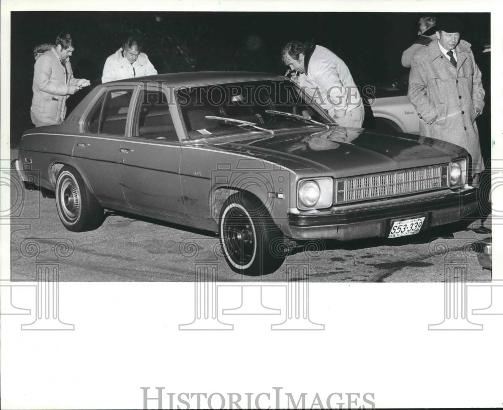 1982 Press Photo Police Investigate John E. Fritz&#39;s Car in Murder Investigation- Historic Images