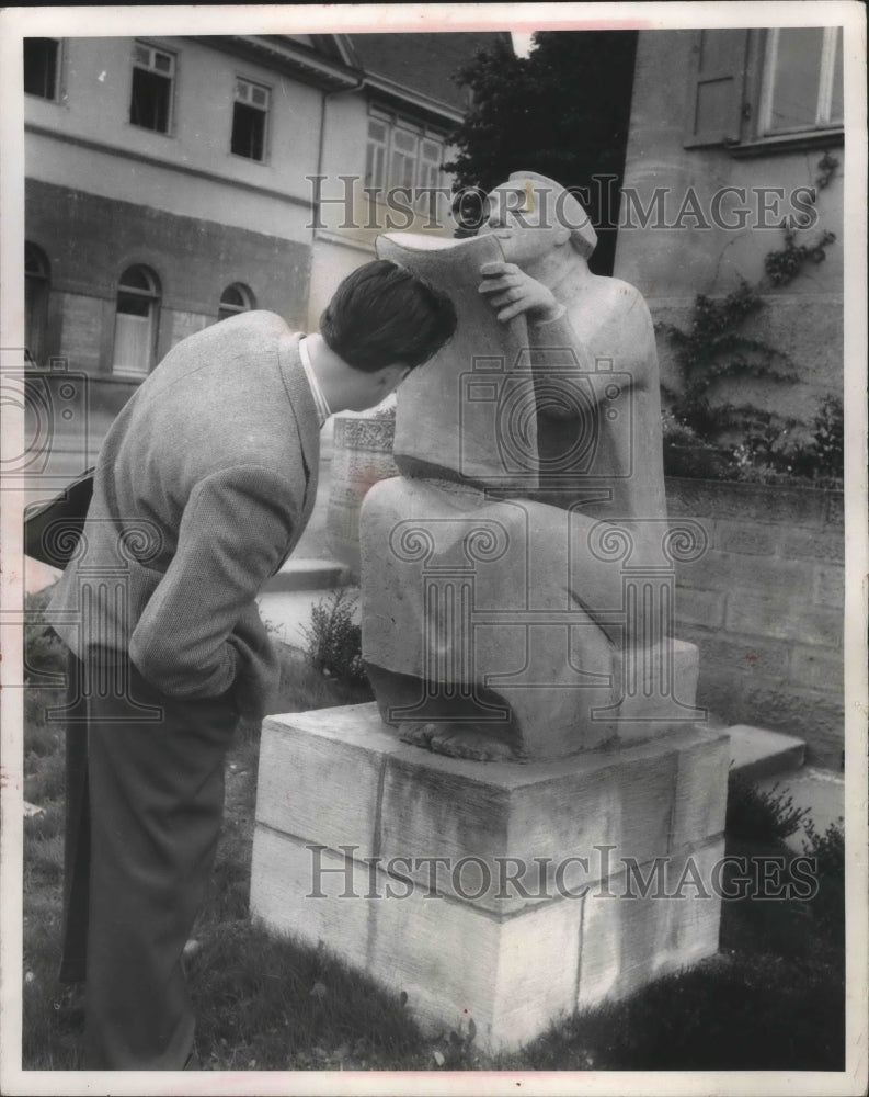 1968 Press Photo Newspaper reader memorial by Lore Niessner in Germany